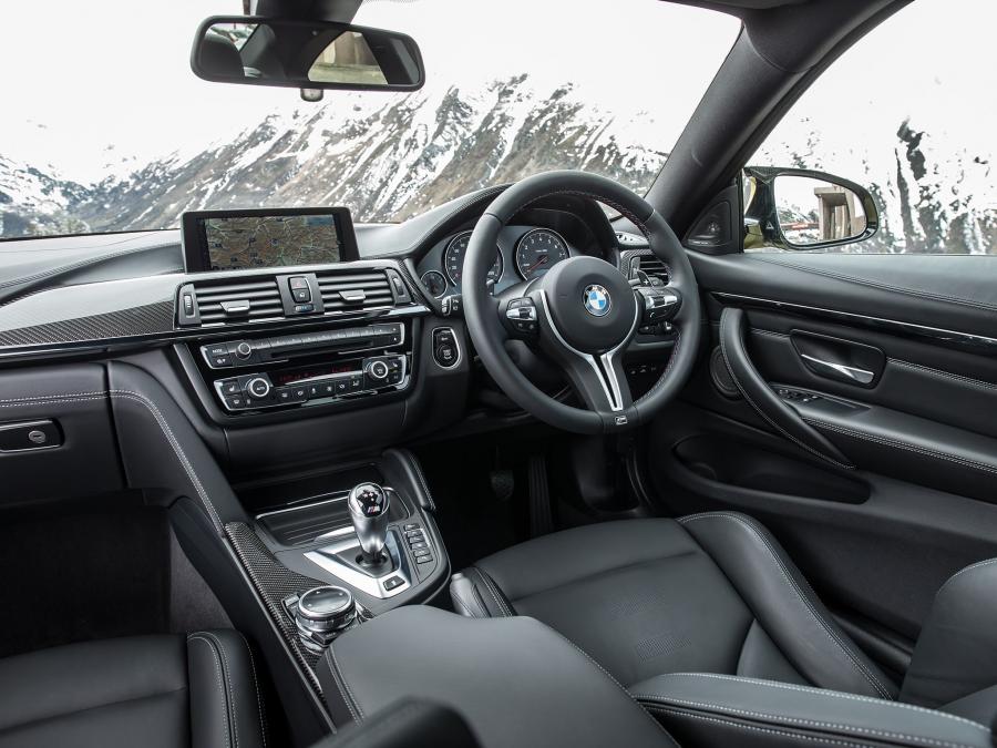 Интерьер BMW M4 Coupe 2014 года  (UK) (фото 16 из 32)